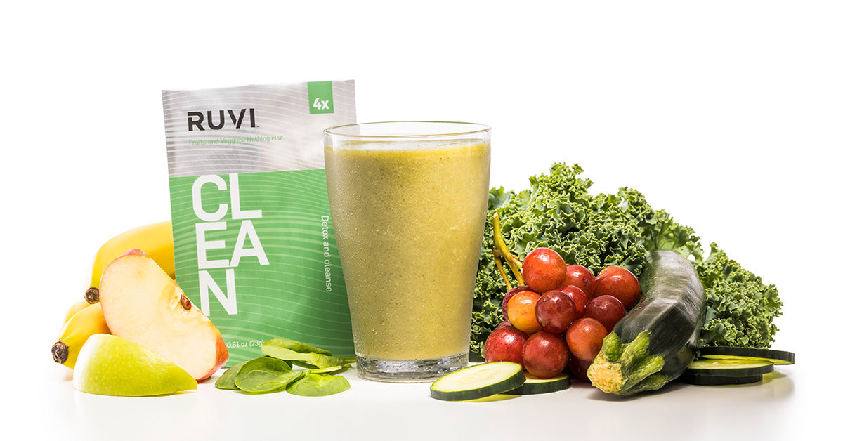 Ruvi Clean Smoothie blend in a glass with green vegetables and fruits